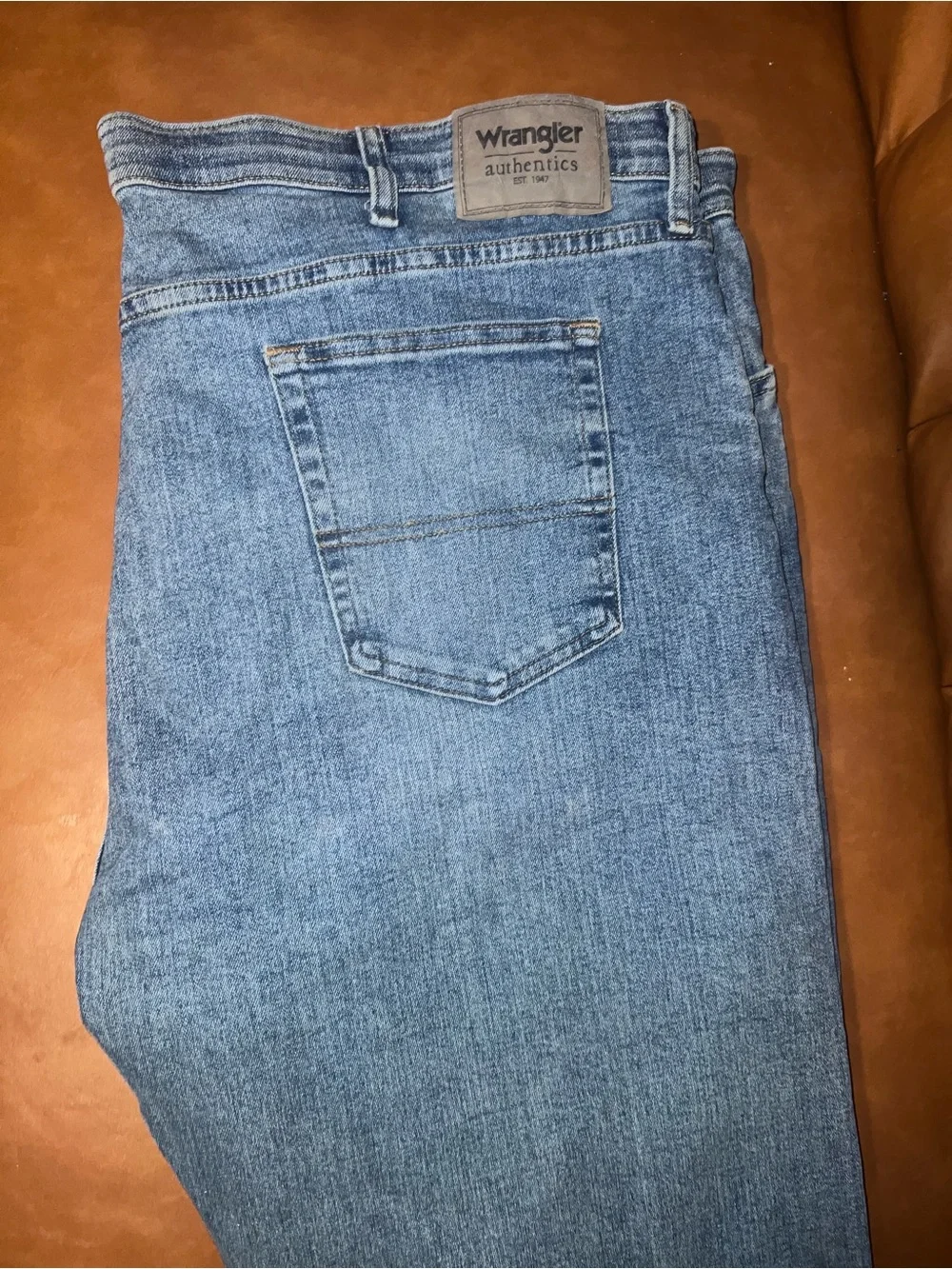Wrangler Authentics jeans featuring a light stonewash denim men’s size 44/29